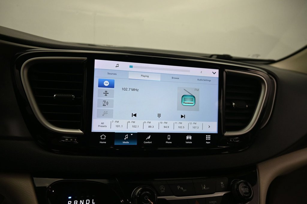 Used 2023 Chrysler Pacifica Touring-L FWD image 21