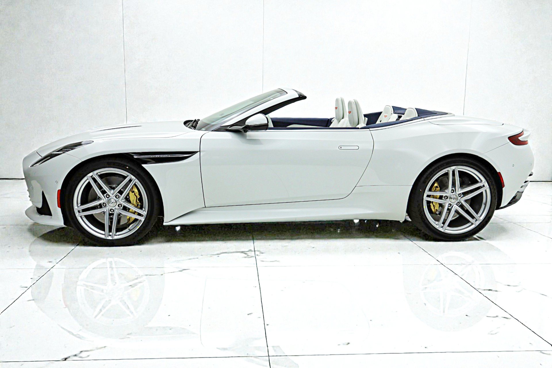 Used 2026 Aston Martin DB12 Convertible RWD image 3