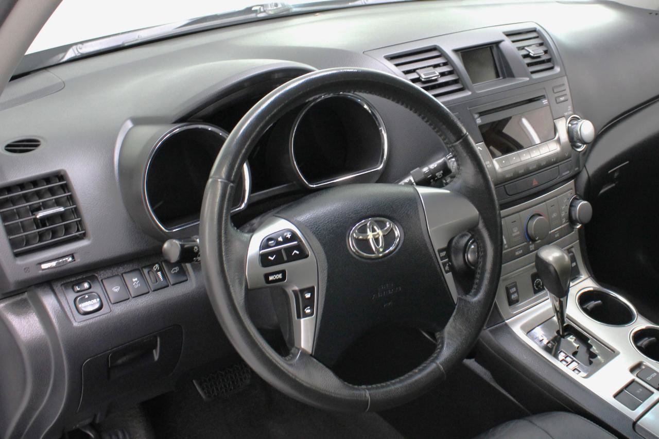 Used 2011 Toyota Highlander SE w/ Tow Pkg FWD image 32