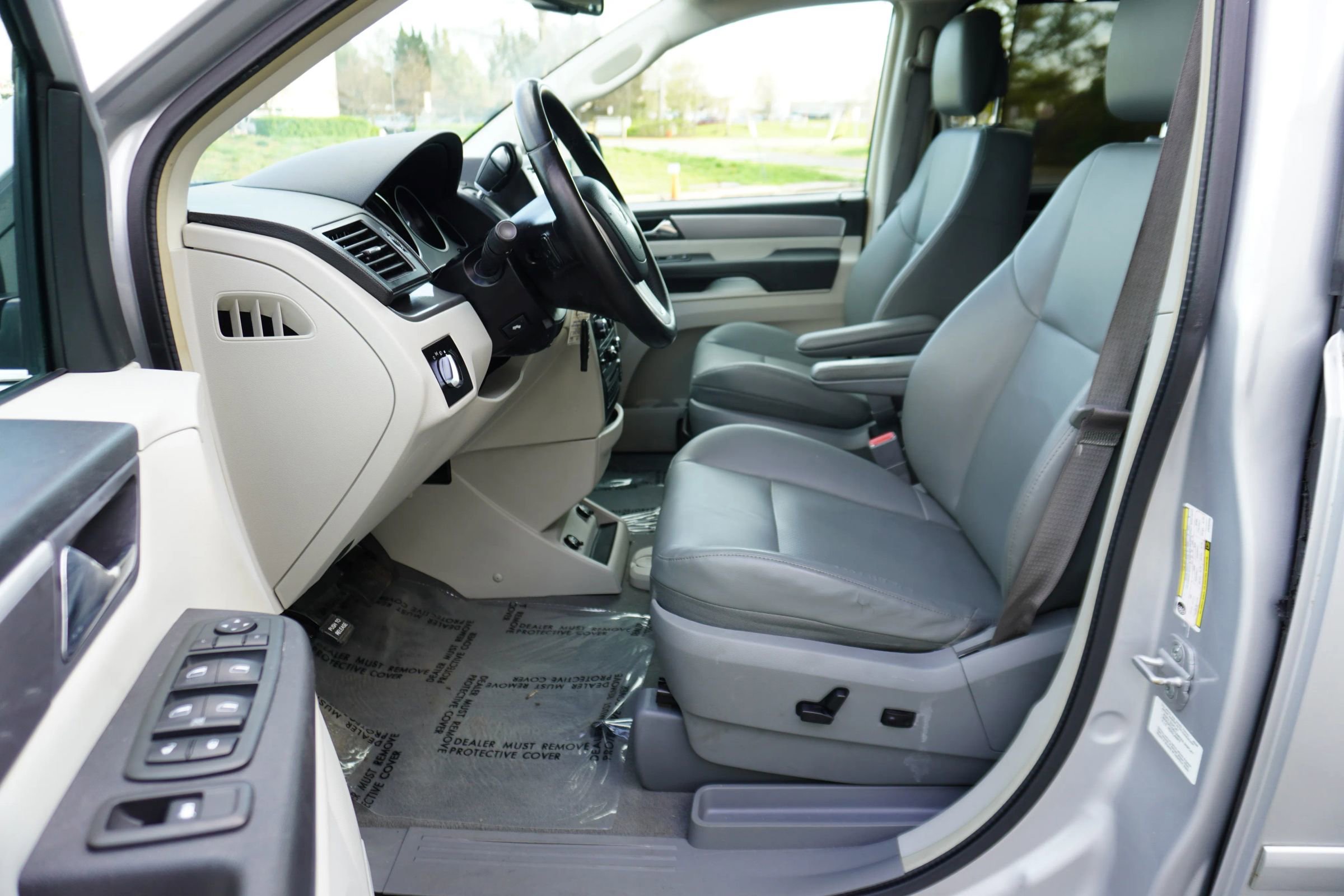 Used 2012 Volkswagen Routan SE FWD image 9