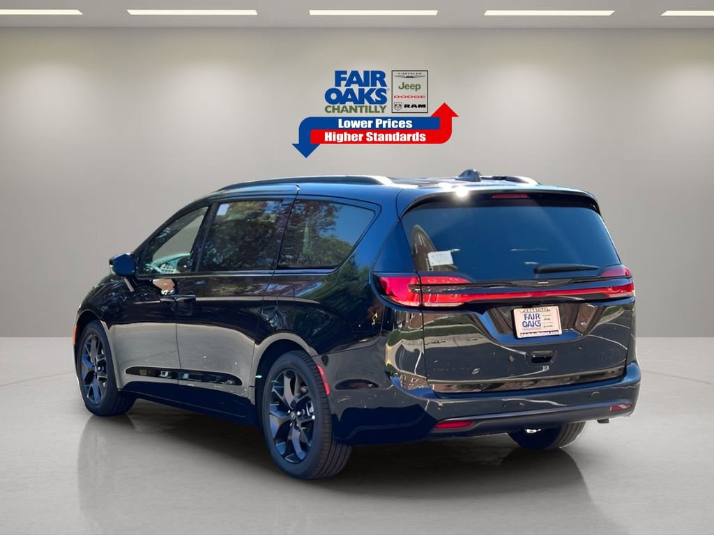 New 2026 Chrysler Pacifica Limited w/ Uconnect Theater Family Group image 11