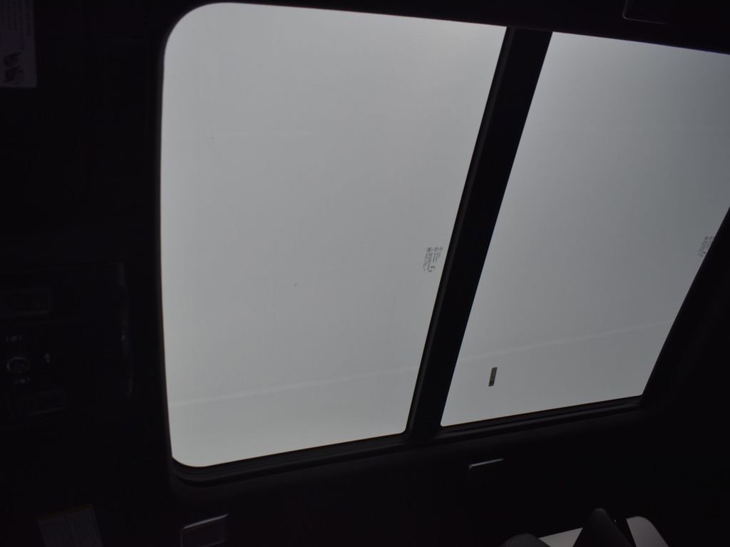 Used 2024 Cadillac Escalade V w/ LPO, ONYX Package image 28