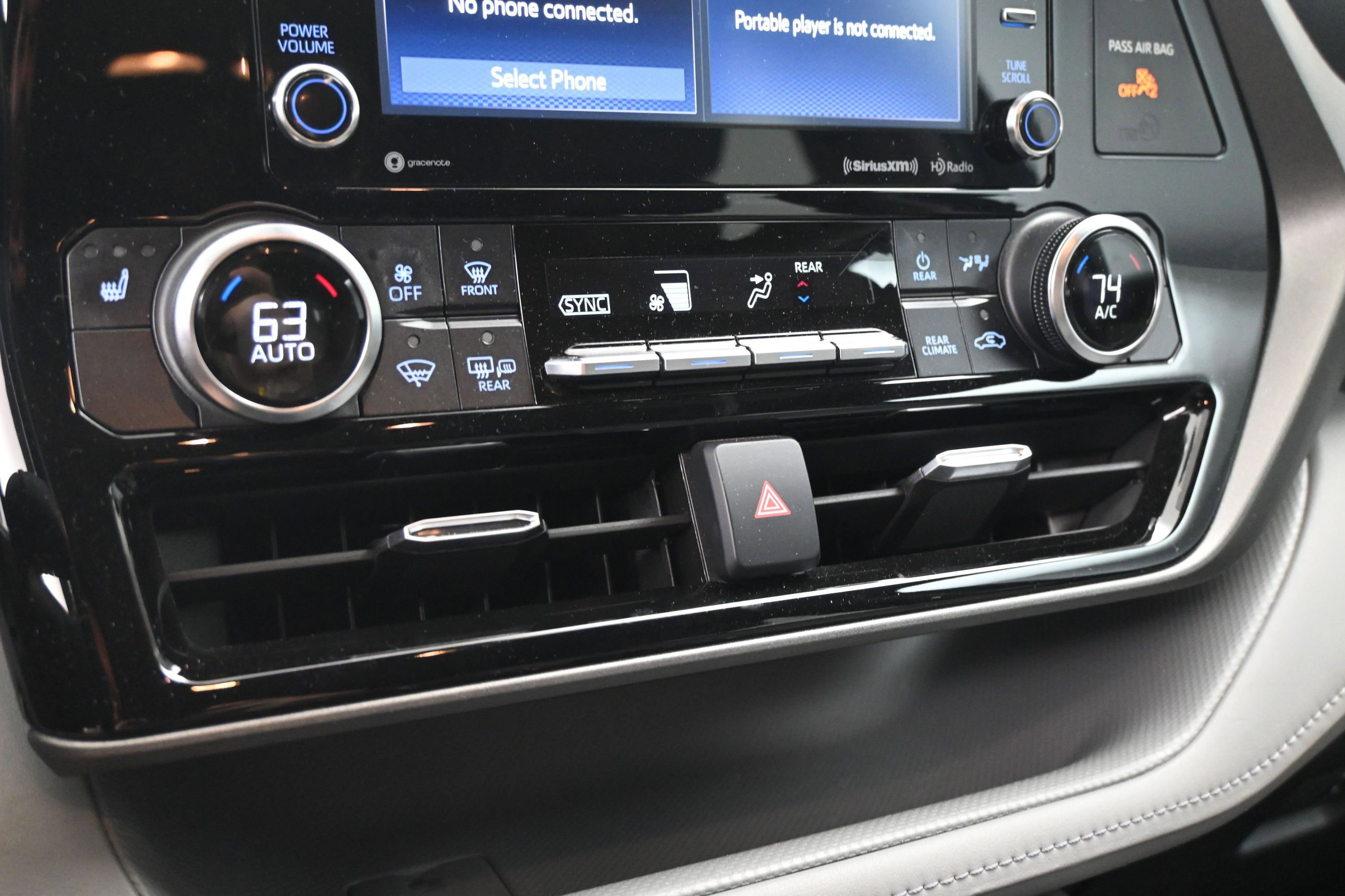 Used 2020 Toyota Highlander XLE AWD/4WD image 30