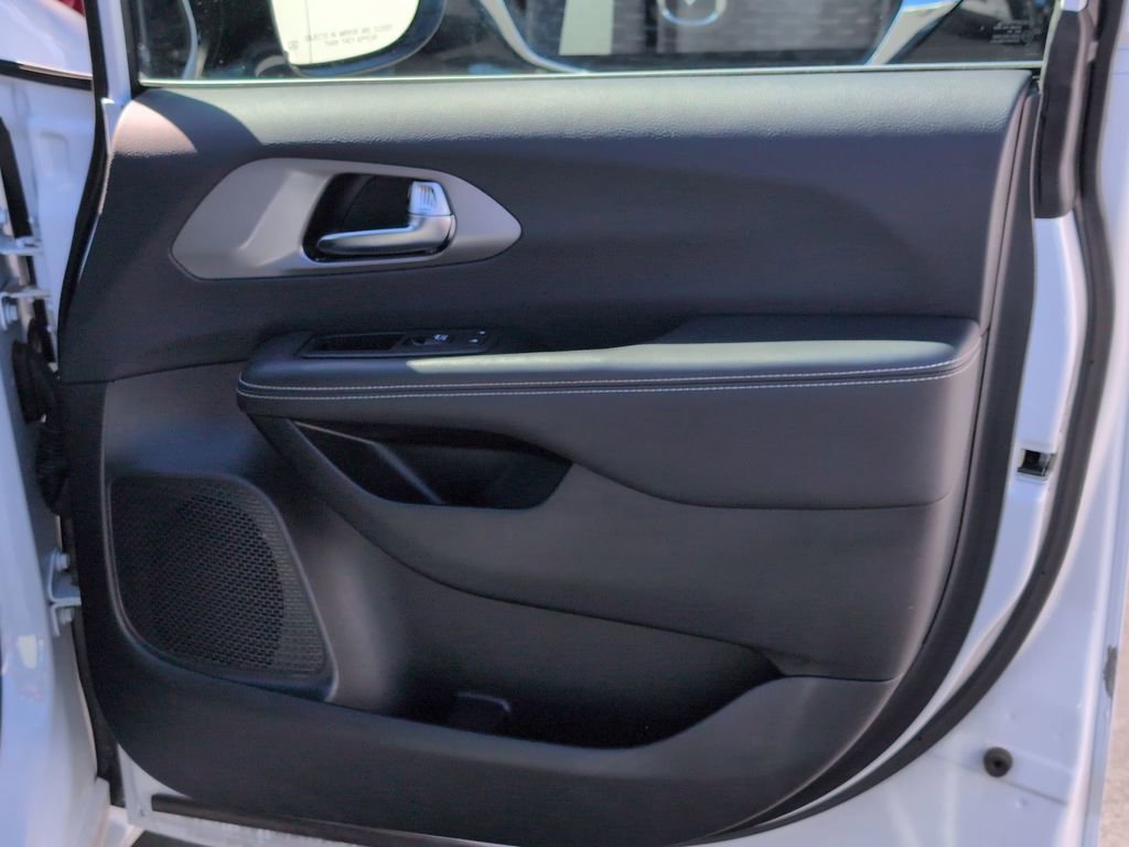 Used 2025 Chrysler Pacifica Select image 31