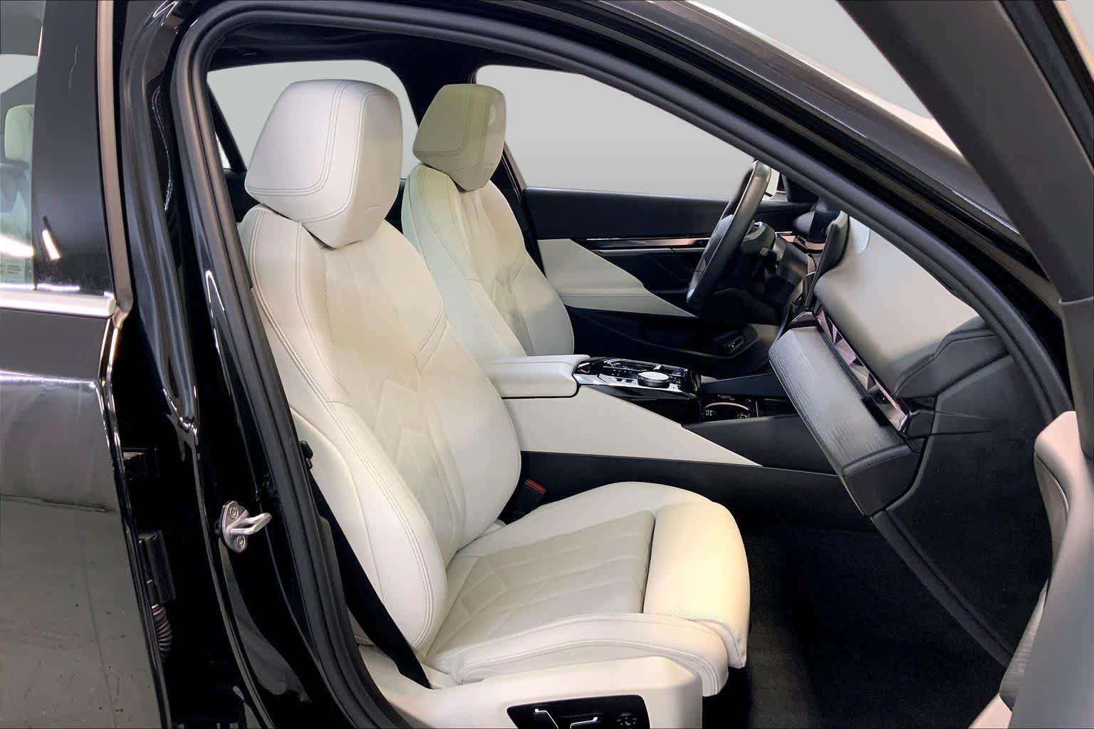 Used 2025 BMW i5 xDrive40 w/ Premium Package AWD/4WD image 8