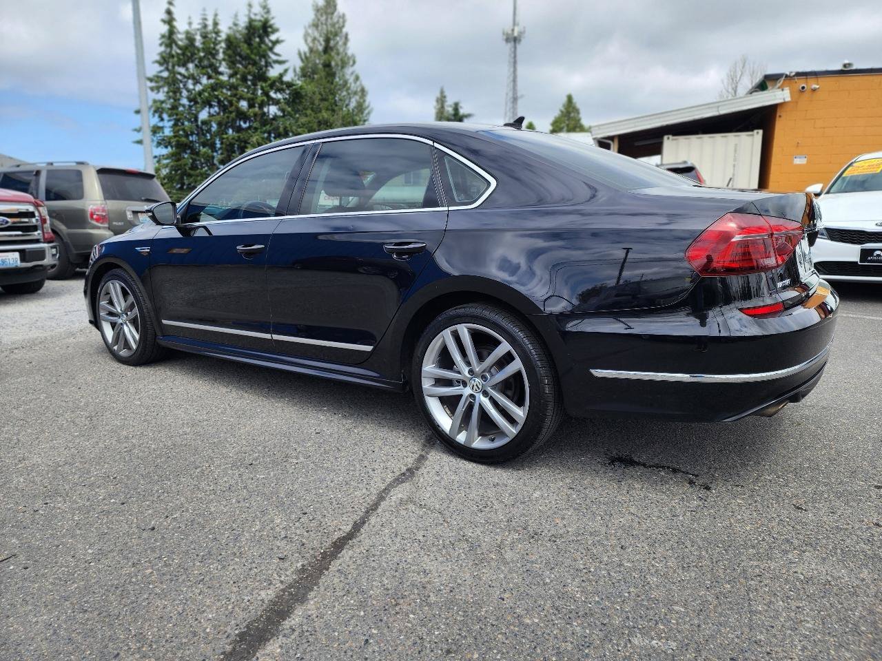 Used 2017 Volkswagen Passat 1.8T R-Line w/ R-Line Lighting Package FWD image 9