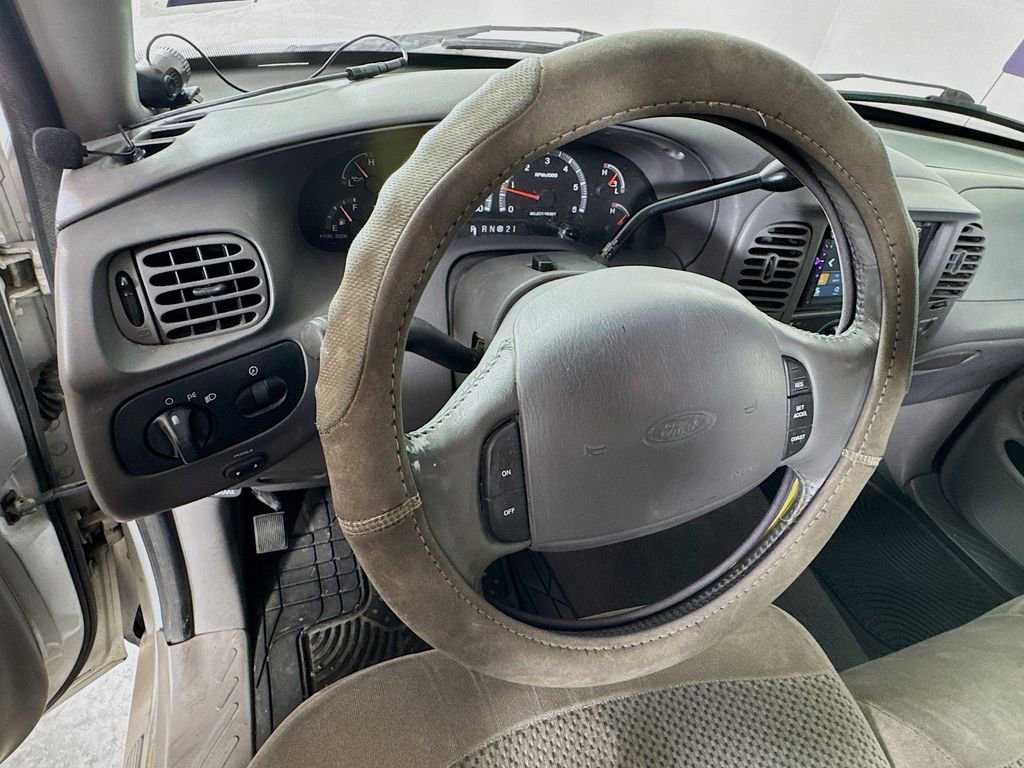 Used 2001 Ford F150 Lariat RWD image 11