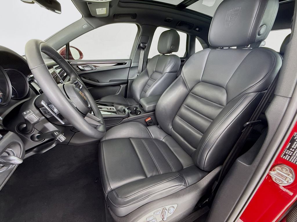 Certified 2025 Porsche Macan AWD/4WD image 5