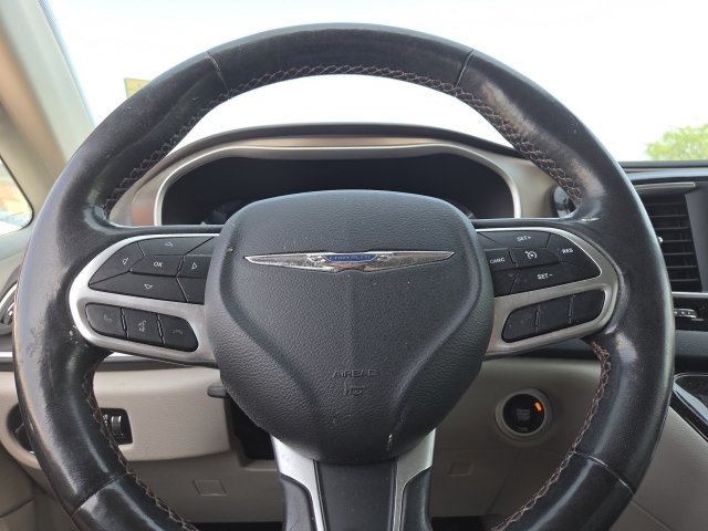 Used 2019 Chrysler Pacifica Touring-L FWD image 16