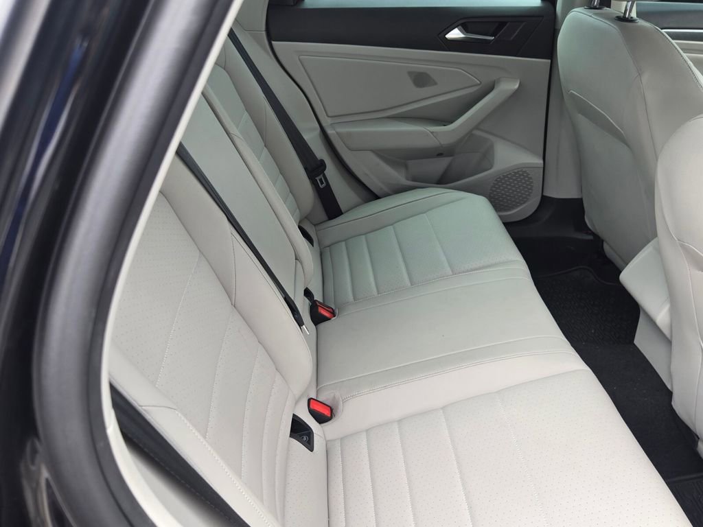 Used 2024 Volkswagen Jetta SE FWD image 8