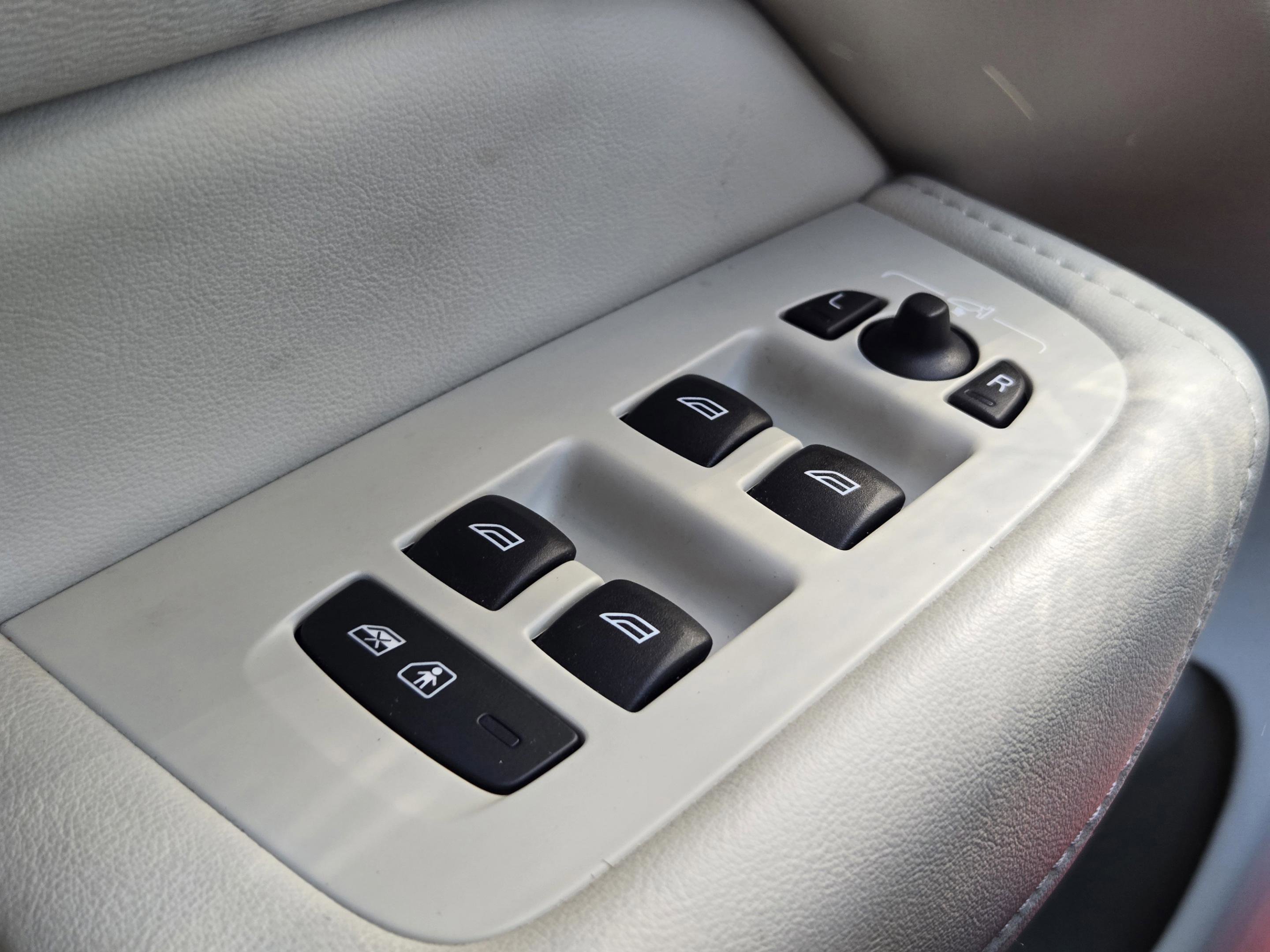 Used 2024 Volvo XC60 B5 Plus w/ Protection Package Premier image 32