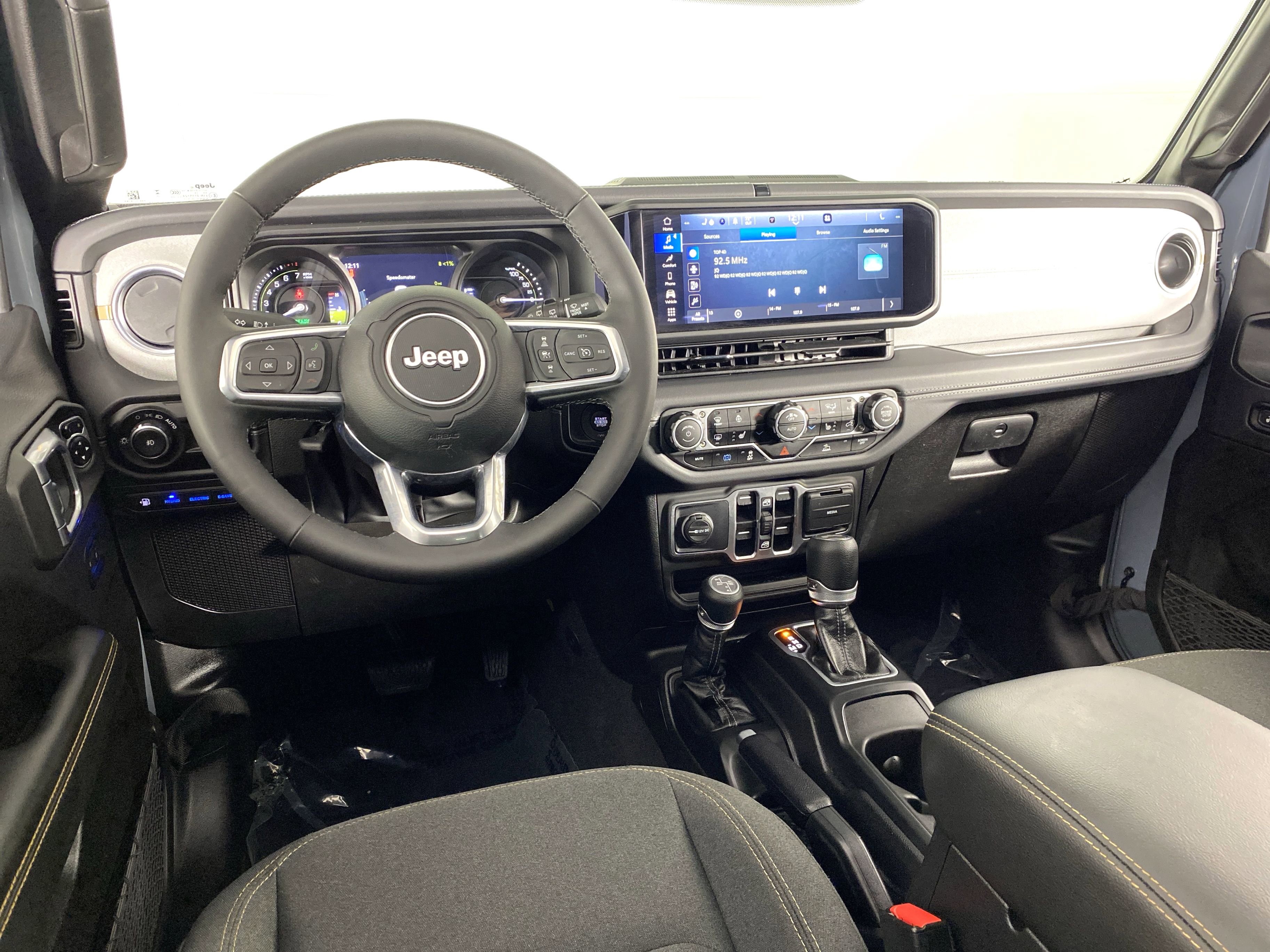 Used 2025 Jeep Wrangler Sahara image 18