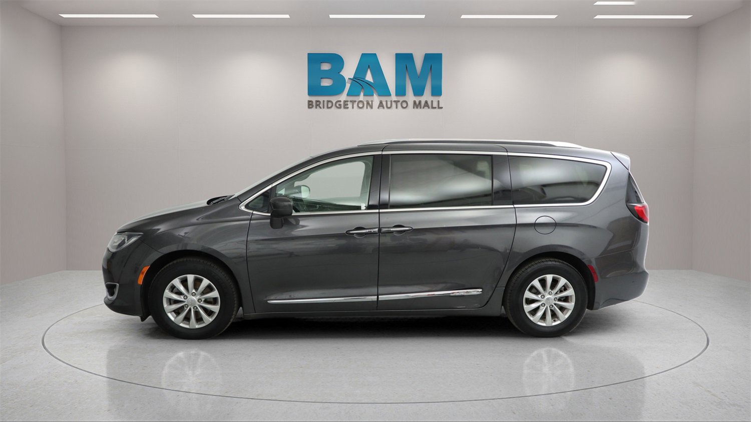 Used 2019 Chrysler Pacifica Touring-L image 4