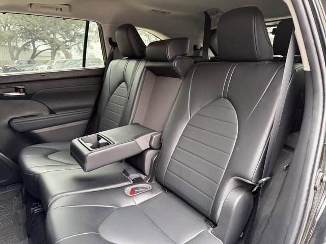 Used 2022 Toyota Highlander XLE image 18