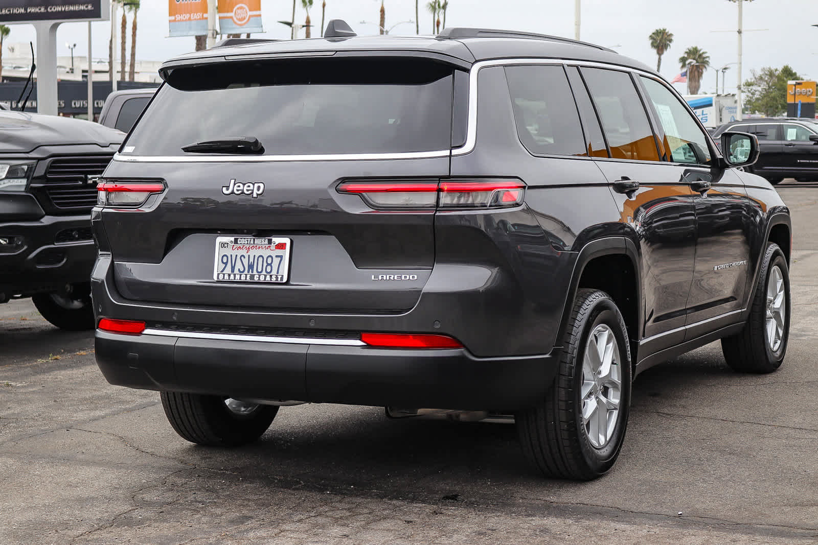 Used 2025 Jeep Grand Cherokee L Laredo RWD image 4