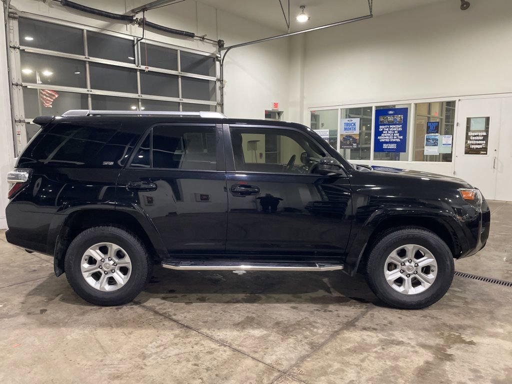 Used 2018 Toyota 4Runner SR5 AWD/4WD image 4