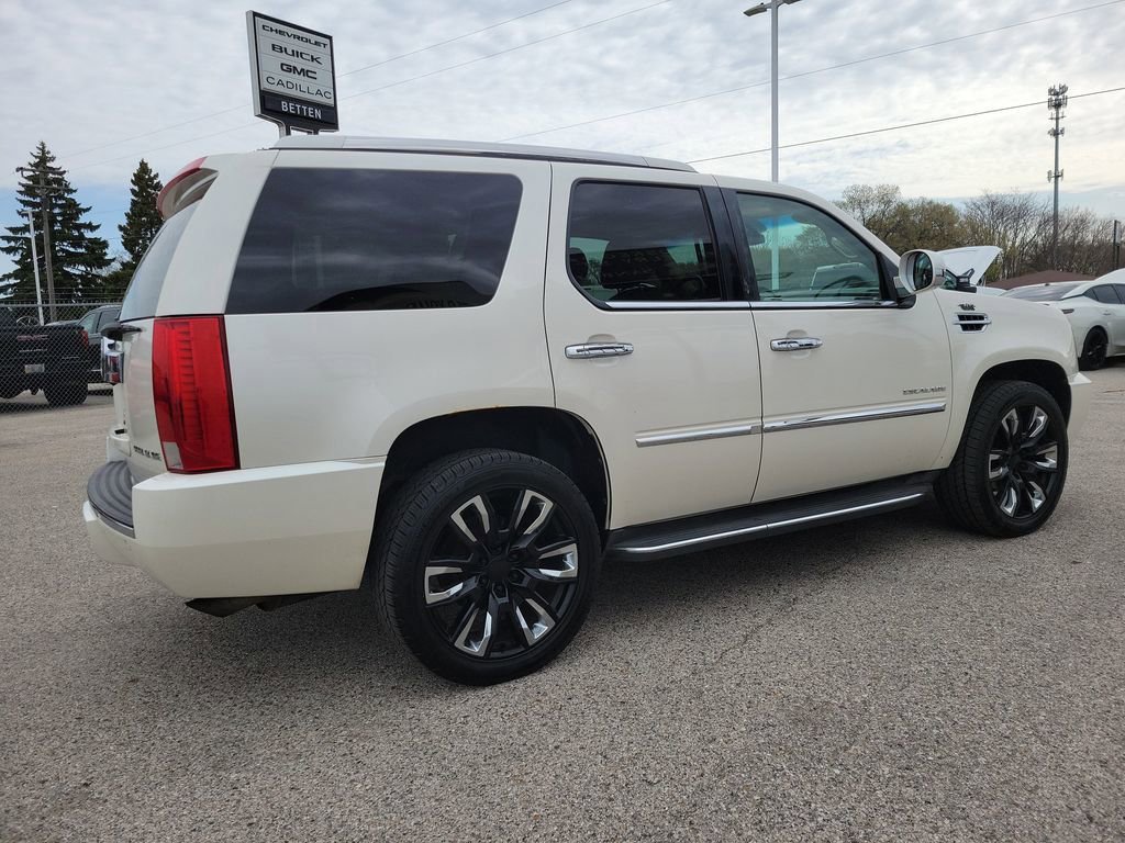 Used 2011 Cadillac Escalade Luxury AWD/4WD image 4
