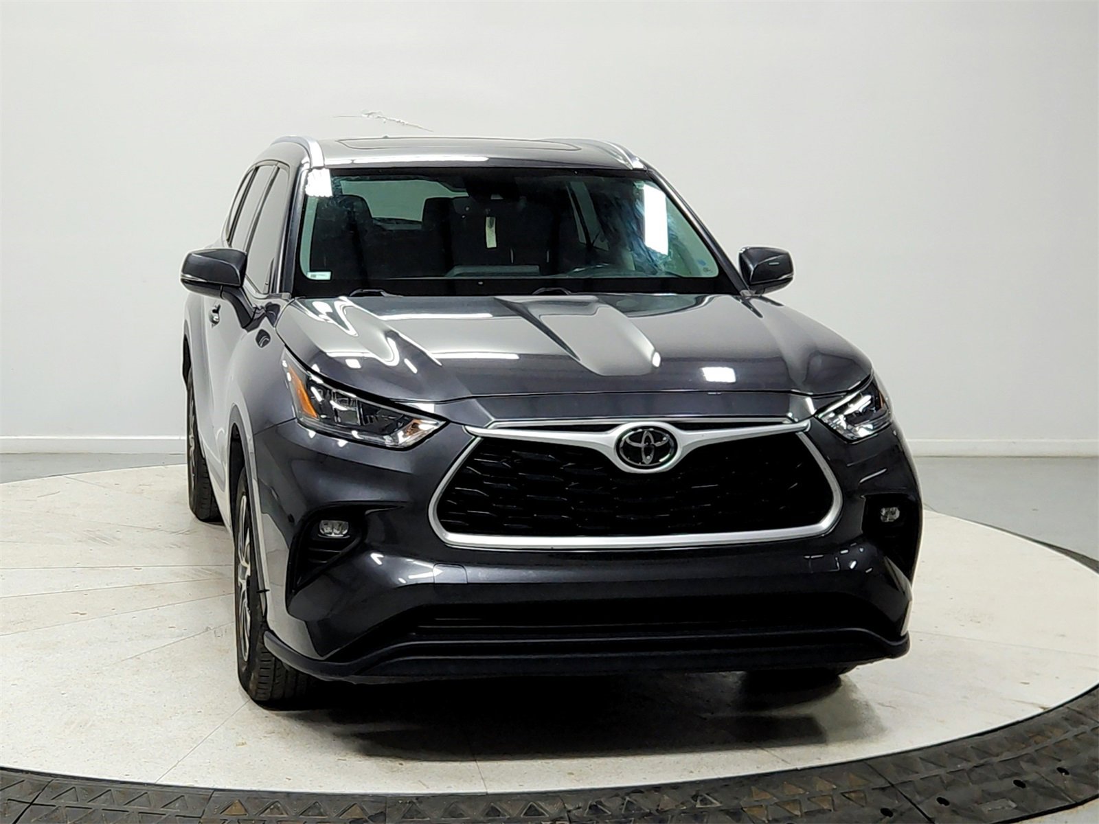 Used 2020 Toyota Highlander XLE image 2