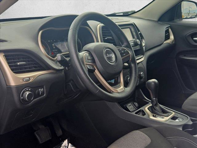 Used 2017 Jeep Cherokee Sport FWD image 10