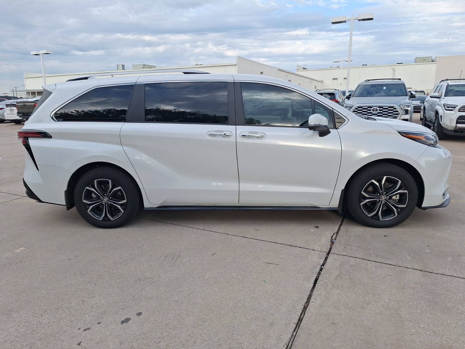 Used 2025 Toyota Sienna Platinum AWD/4WD image 7
