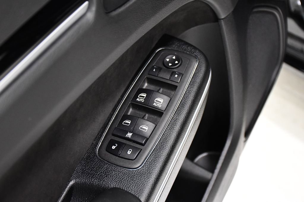 Used 2023 Chrysler 300 C RWD image 18