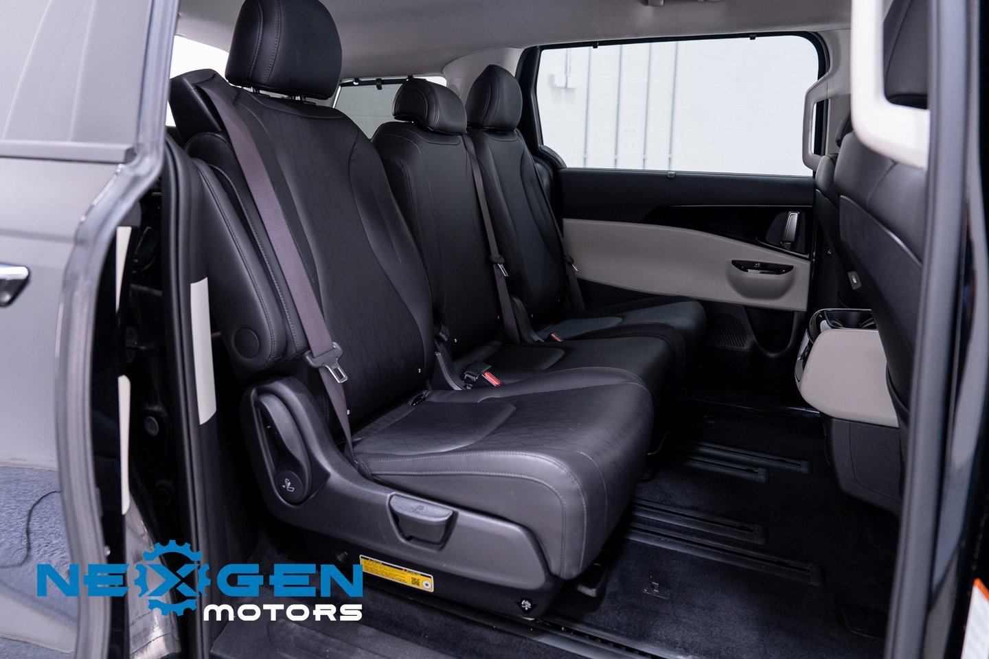 Used 2024 Kia Carnival EX image 46