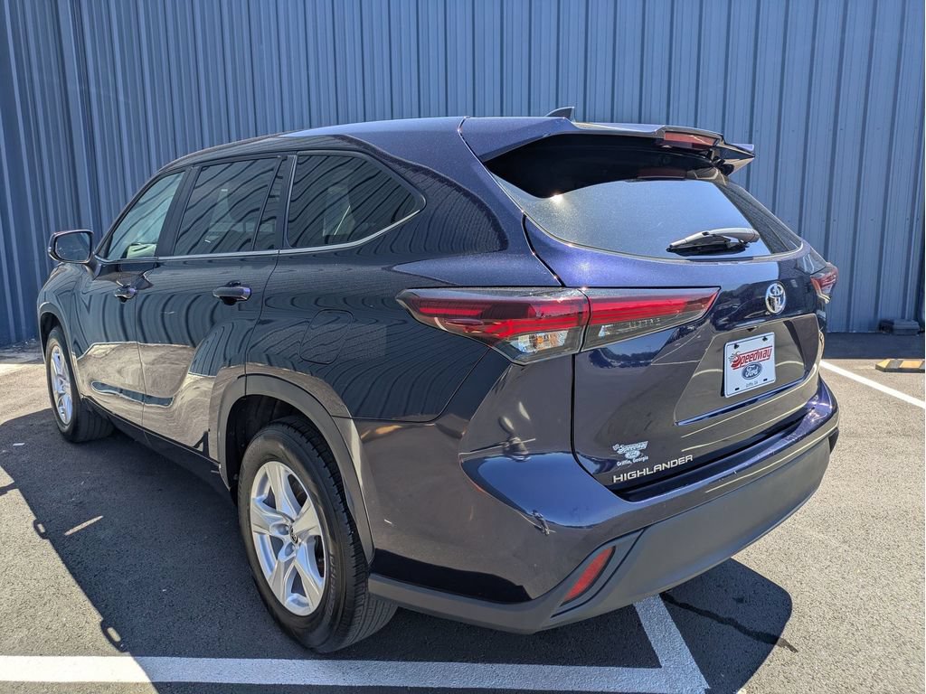 Used 2025 Toyota Highlander LE FWD image 9