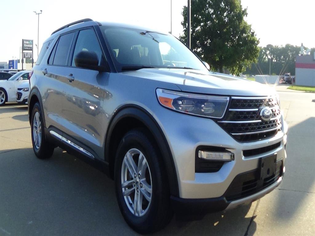 Used 2024 Ford Explorer XLT w/ Equipment Group 202A image 4