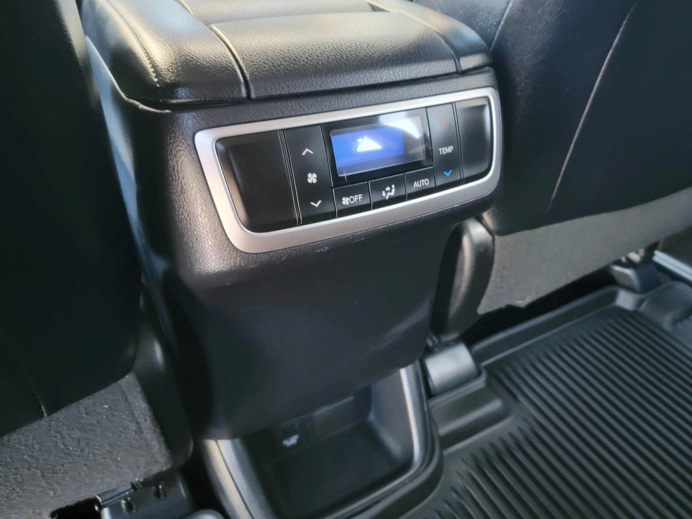 Used 2017 Toyota Highlander XLE AWD/4WD image 12