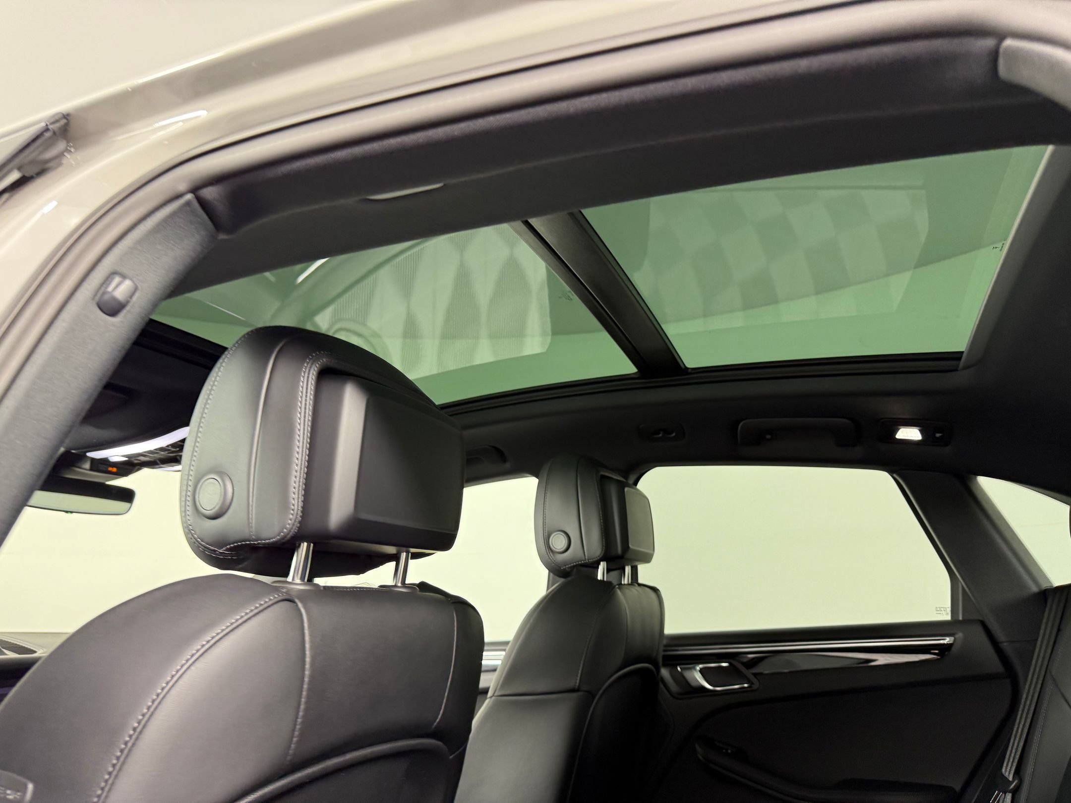 Certified 2026 Porsche Macan AWD/4WD image 19