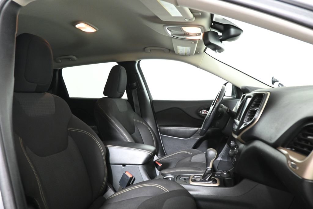 Used 2016 Jeep Cherokee Latitude w/ Cold Weather Group image 28