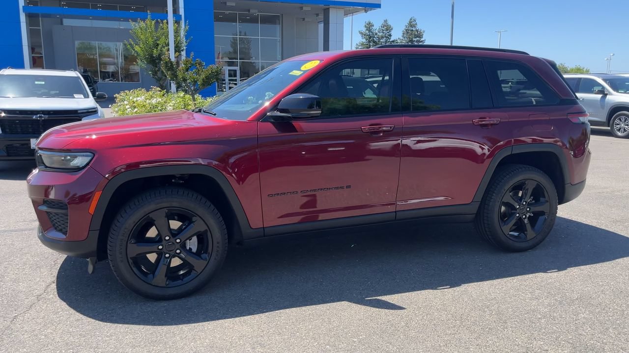 Used 2023 Jeep Grand Cherokee Altitude AWD/4WD image 3