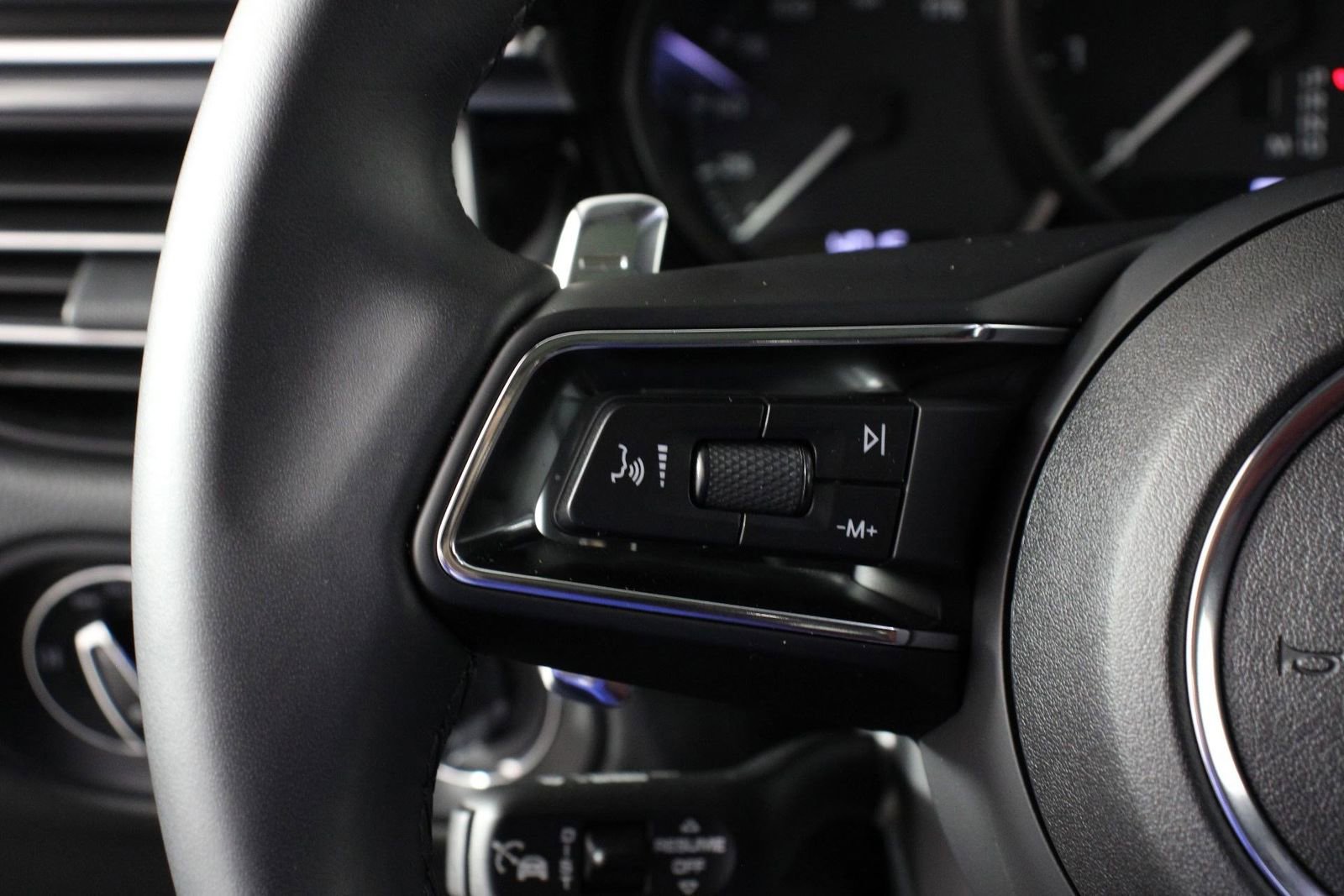 Certified 2025 Porsche Macan image 14