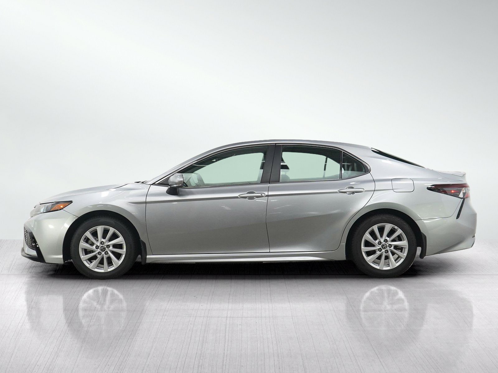 Used 2024 Toyota Camry SE FWD image 2
