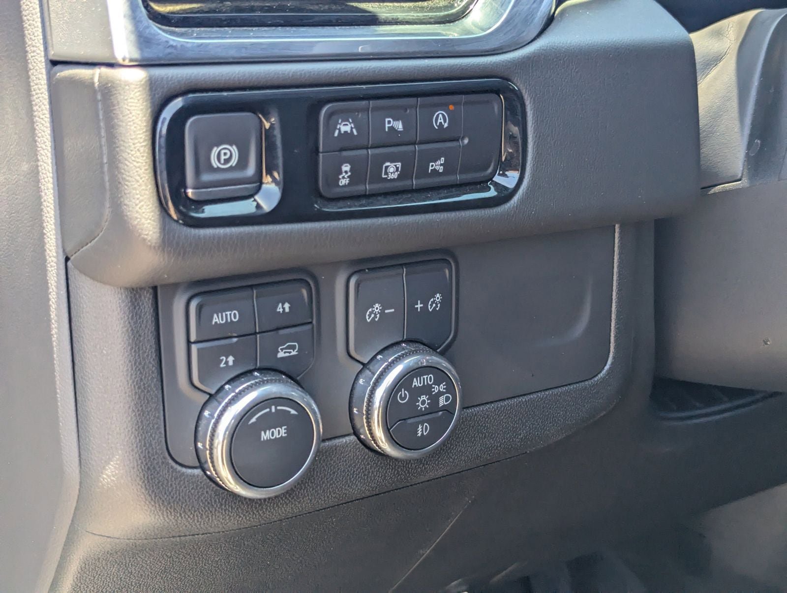 Used 2025 GMC Yukon XL Denali AWD/4WD image 21