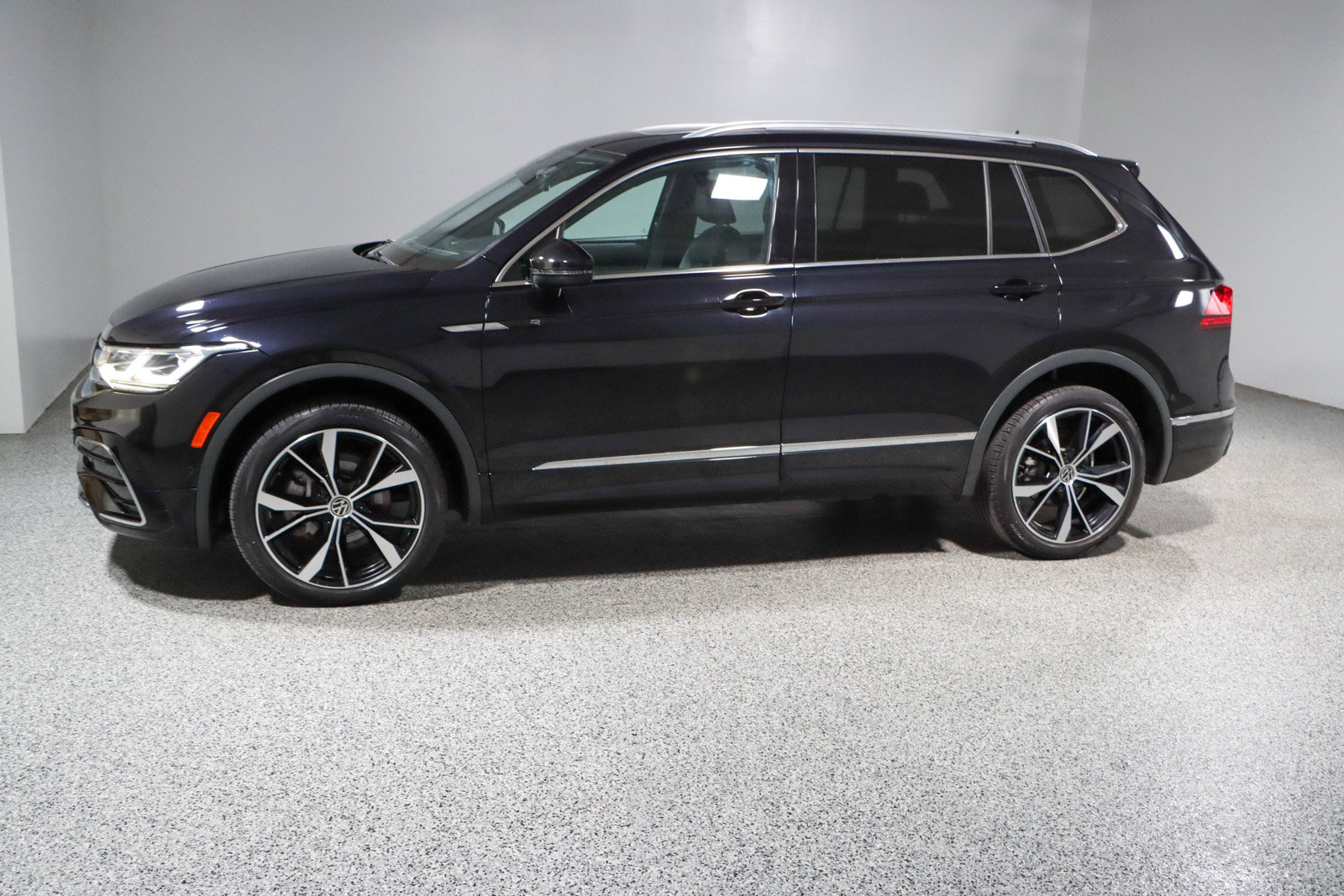Used 2022 Volkswagen Tiguan SEL R-Line AWD/4WD image 10