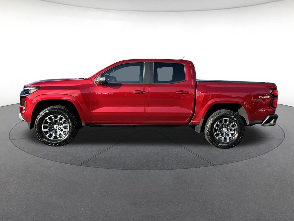 Used 2025 Chevrolet Colorado Z71 w/ Technology Package AWD/4WD image 2