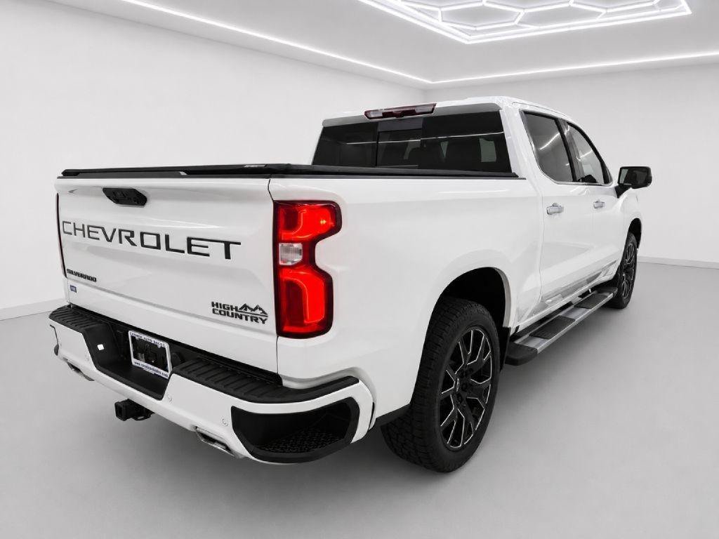 Used 2022 Chevrolet Silverado 1500 High Country w/ High Country Premium Package AWD/4WD image 3