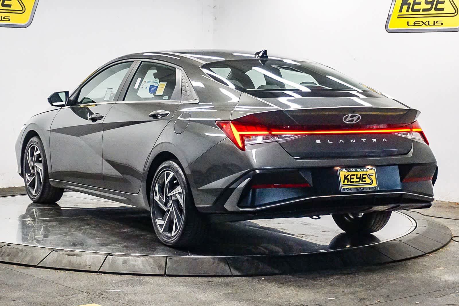 Used 2025 Hyundai Elantra SEL FWD image 2