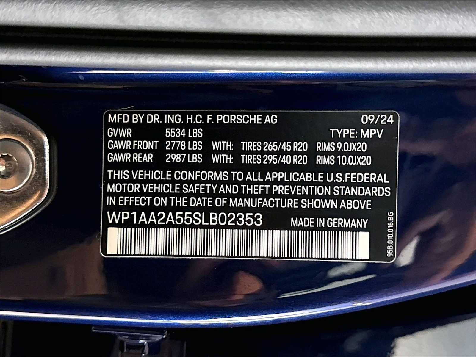 Used 2025 Porsche Macan w/ Smoking Package AWD/4WD image 35
