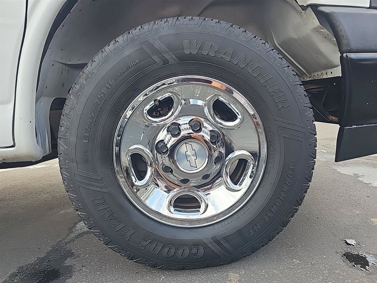 Used 2019 Chevrolet Express 2500 RWD image 15