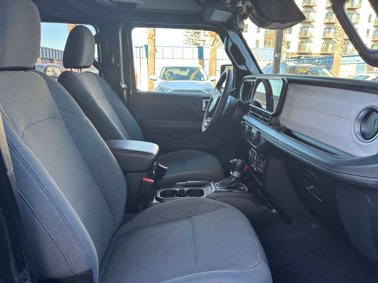 Used 2025 Jeep Wrangler Unlimited Sahara AWD/4WD image 35