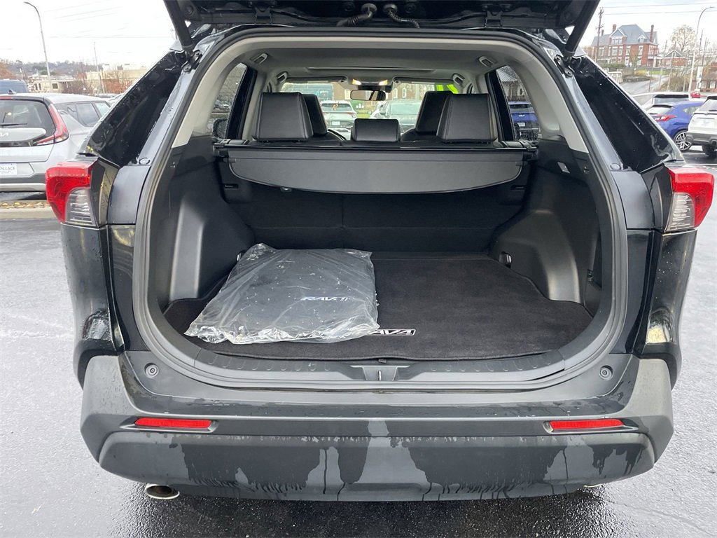 Used 2021 Toyota RAV4 XLE Premium image 37