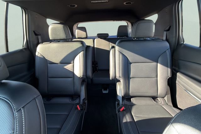 Used 2025 Chevrolet Traverse LT w/ Driver Confidence Package image 17