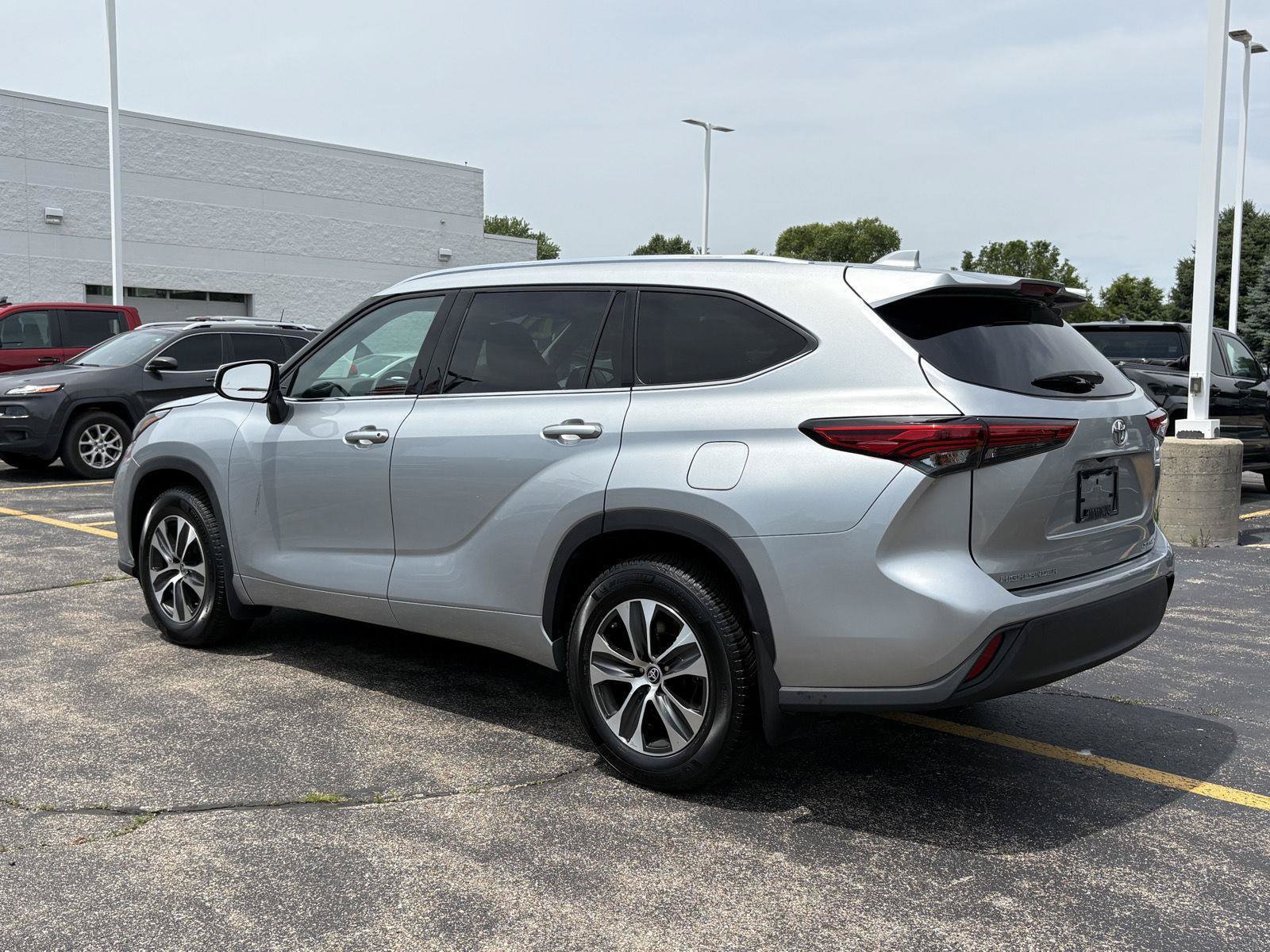 Used 2021 Toyota Highlander XLE AWD/4WD image 5
