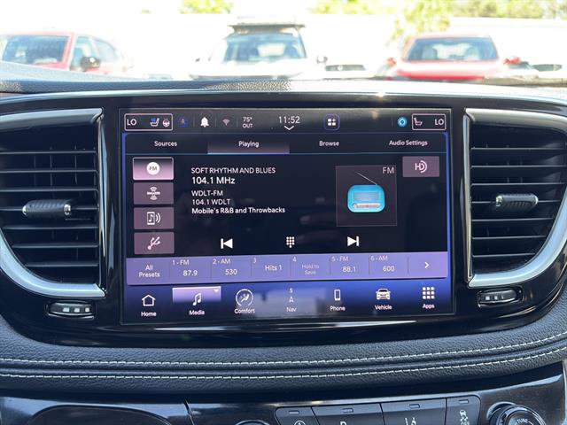 Used 2023 Chrysler Pacifica Limited image 21