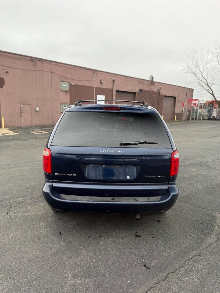 Used 2005 Dodge Caravan SXT image 8