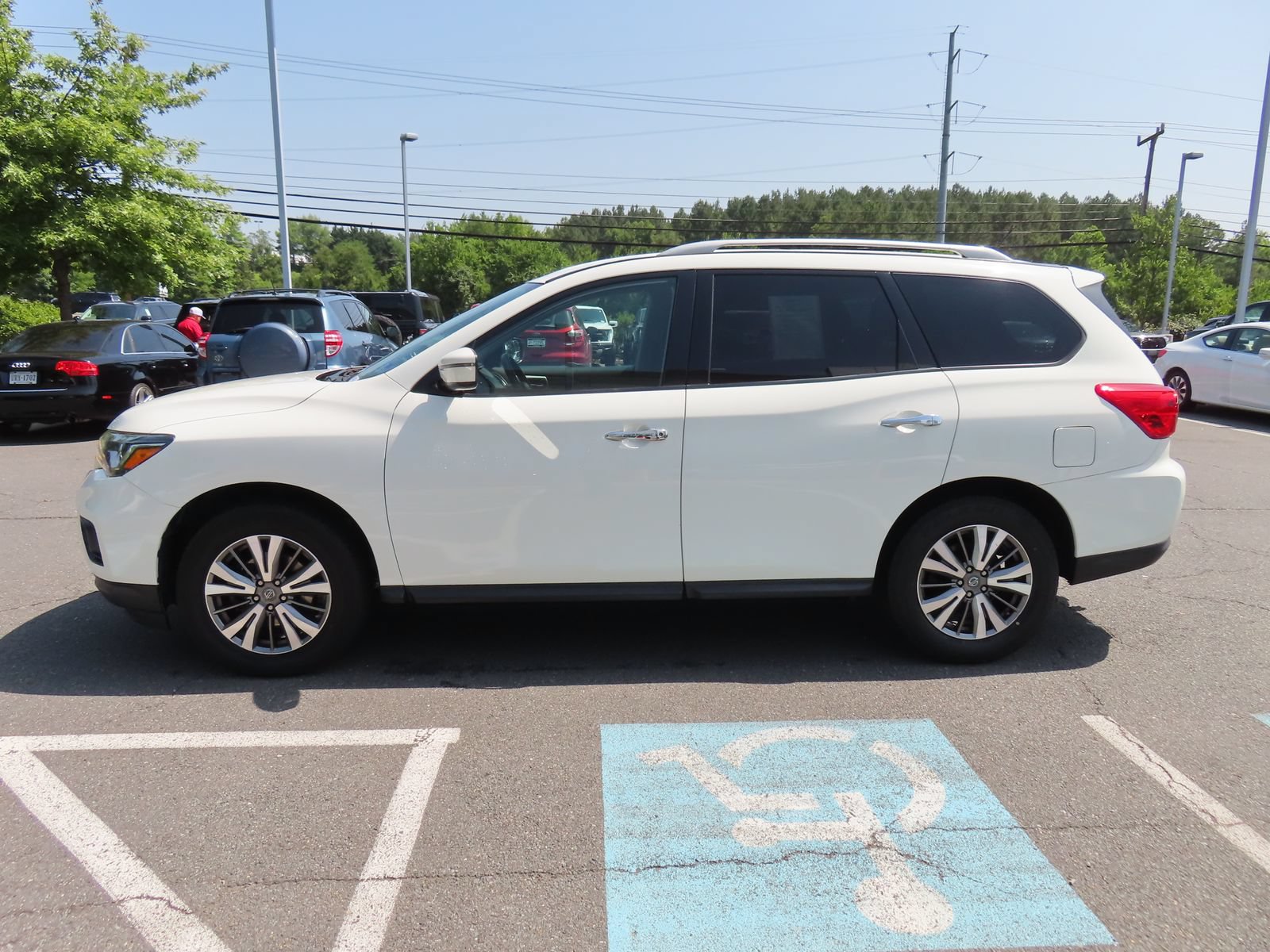 Used 2018 Nissan Pathfinder SV AWD/4WD image 9