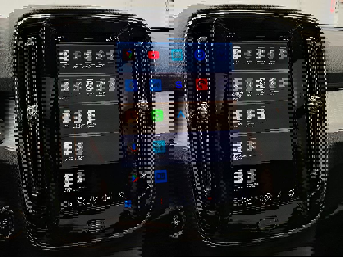 Used 2024 Volvo XC40 B5 Core image 17