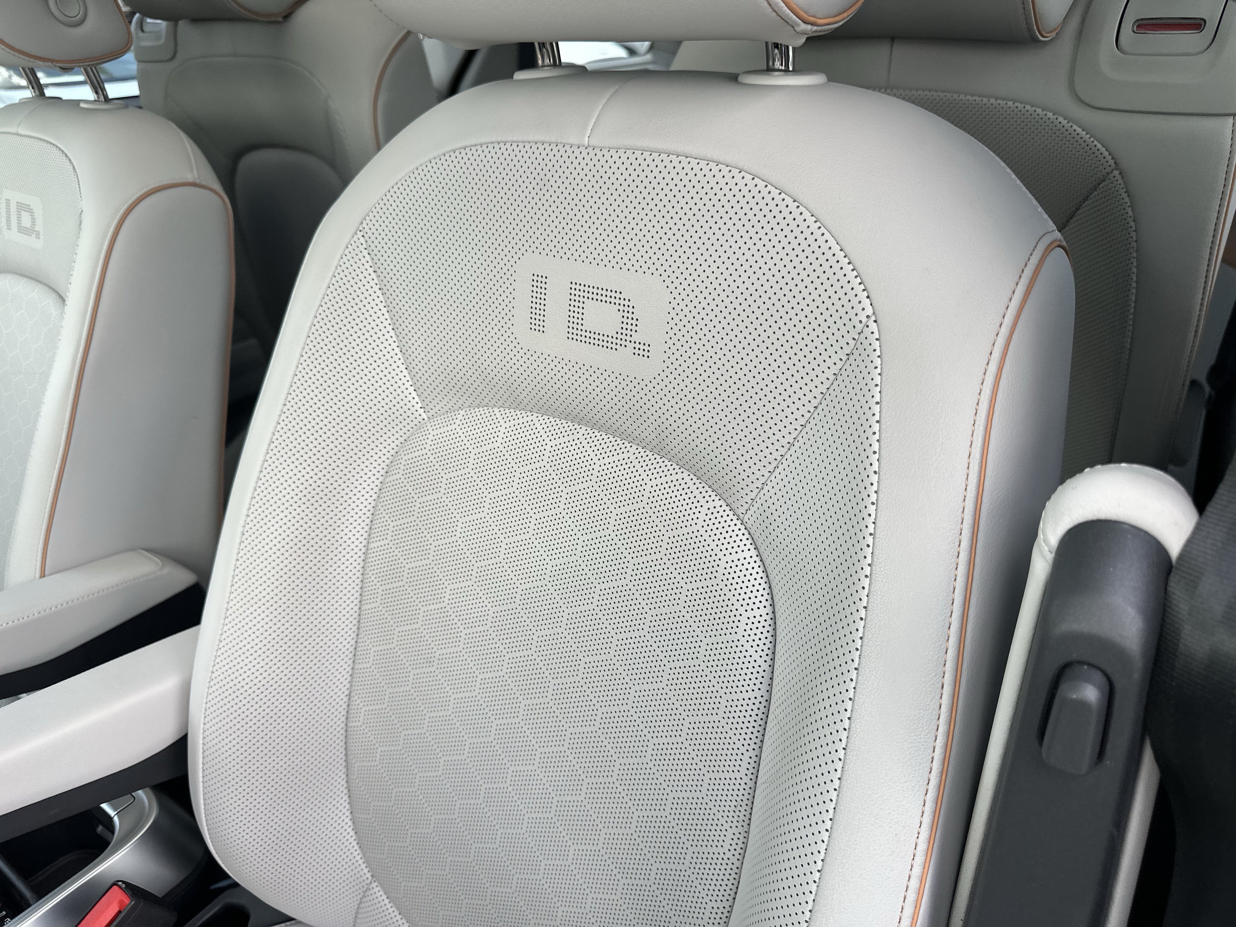 Certified 2025 Volkswagen ID. Buzz Pro S Plus w/ Cupholders Package RWD image 13